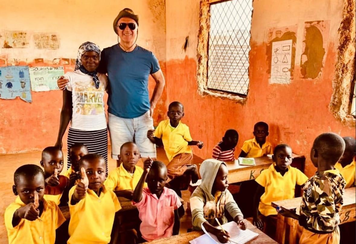 Bambini in classe con un rappresentante Vitha Group
