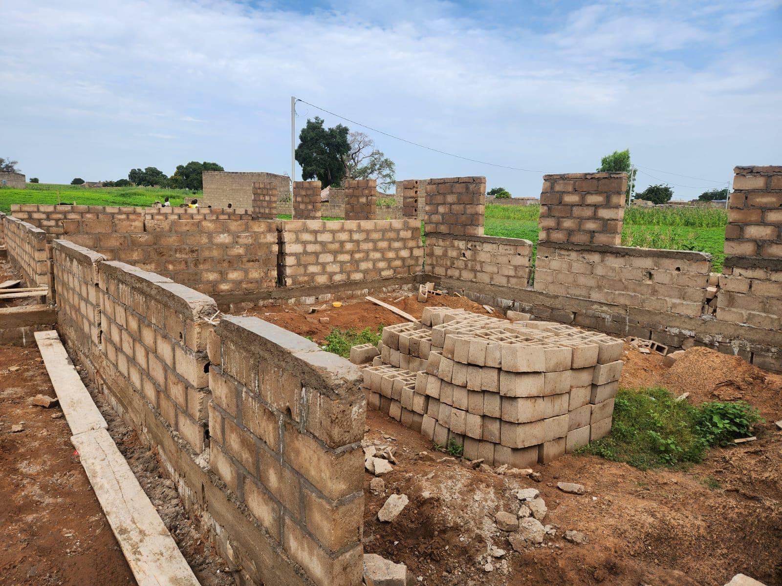 Fondamenta e blocchi in cantiere