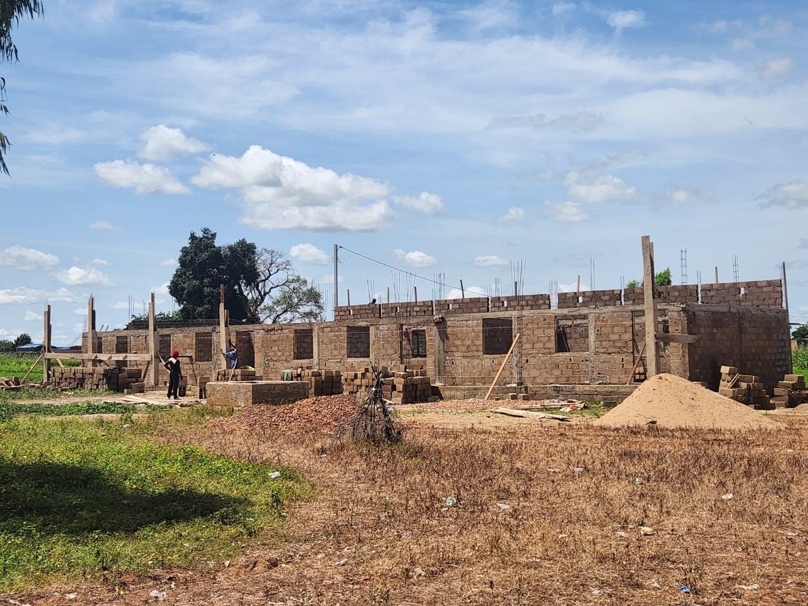 L'edificio della scuola in costruzione