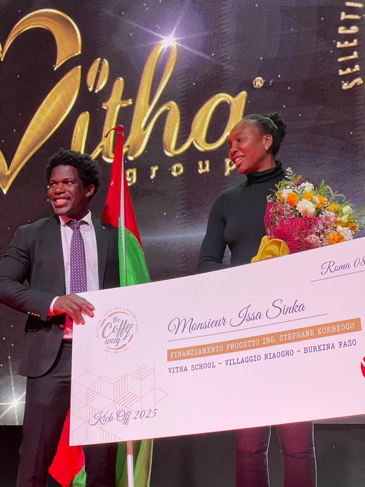 Issa Sinka con l'assegno per il progetto Vitha School