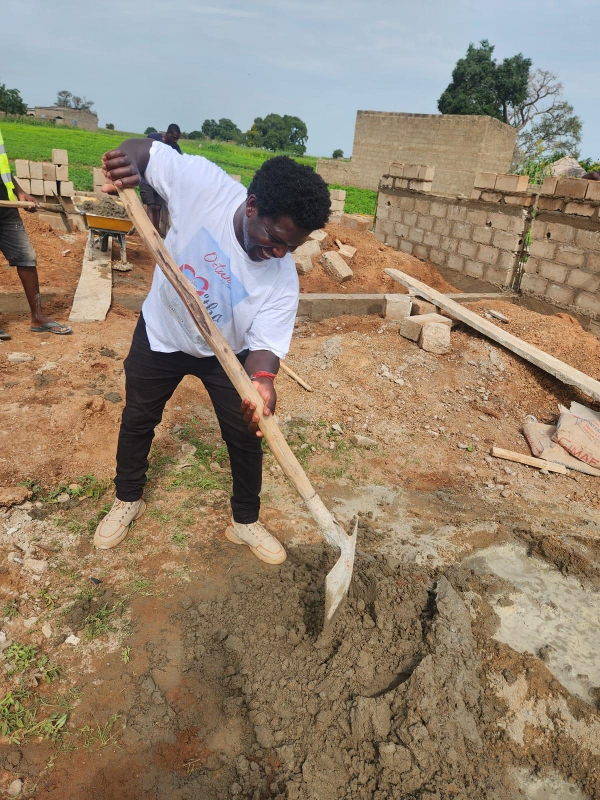 Issa Sinka al lavoro in cantiere